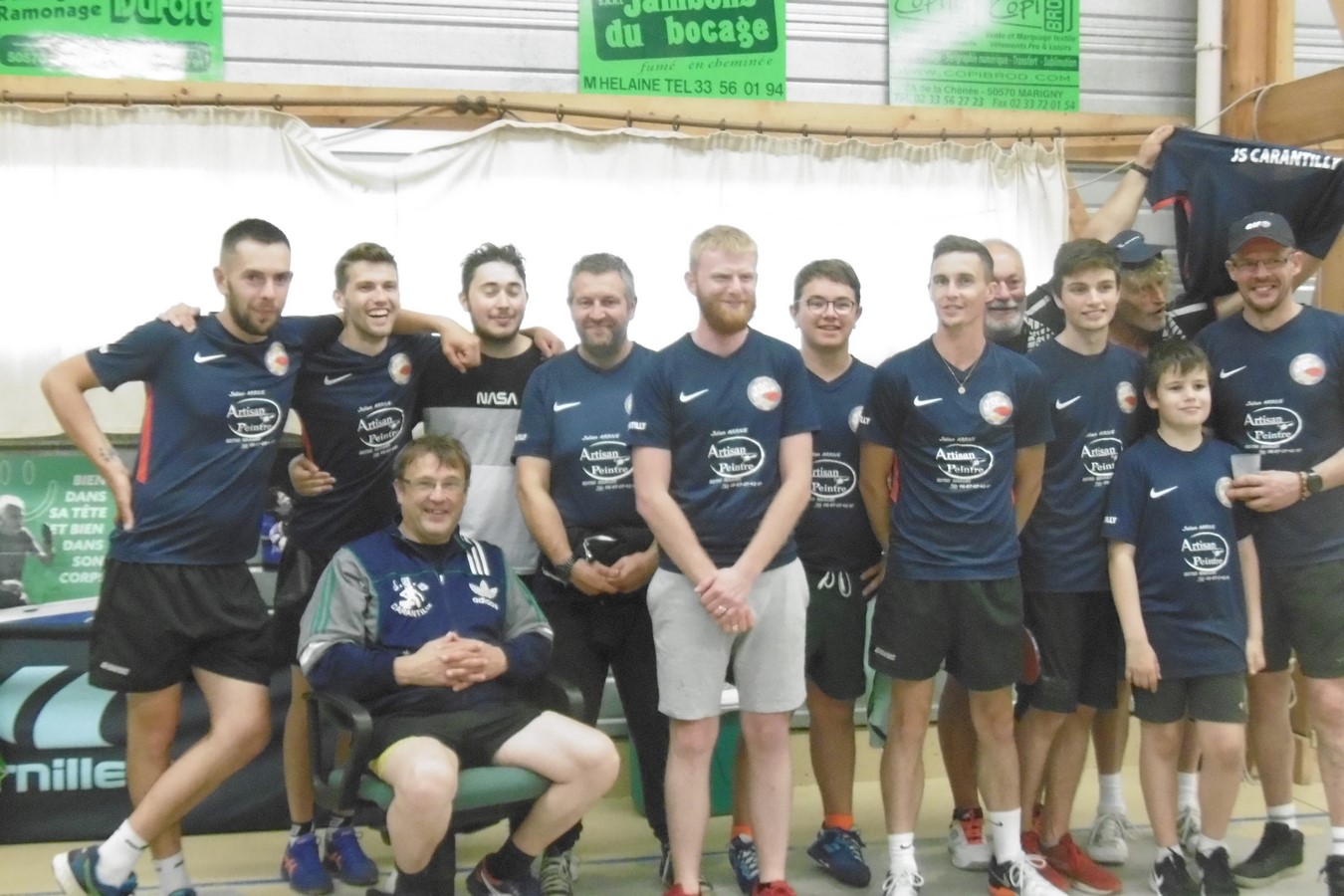 Joueurs avec leur nouveau maillot offert par Julien ARRIVE pongiste au club et artisan peintre Copier